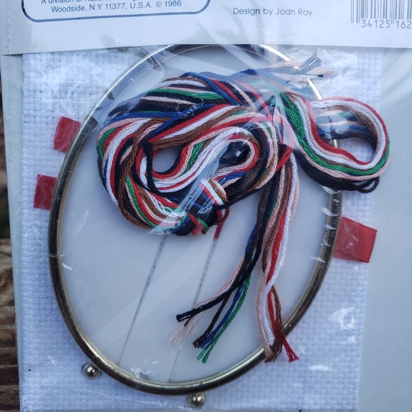 Vintage Paragon Needlecraft - Counted Cross Stitch Oval Kit - Carolers - Picture 7 of 12